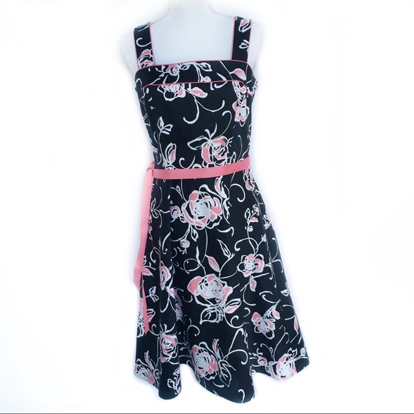 Scarlett Fit & Flair Sleeveless Classic Dress - Picture 2 of 5